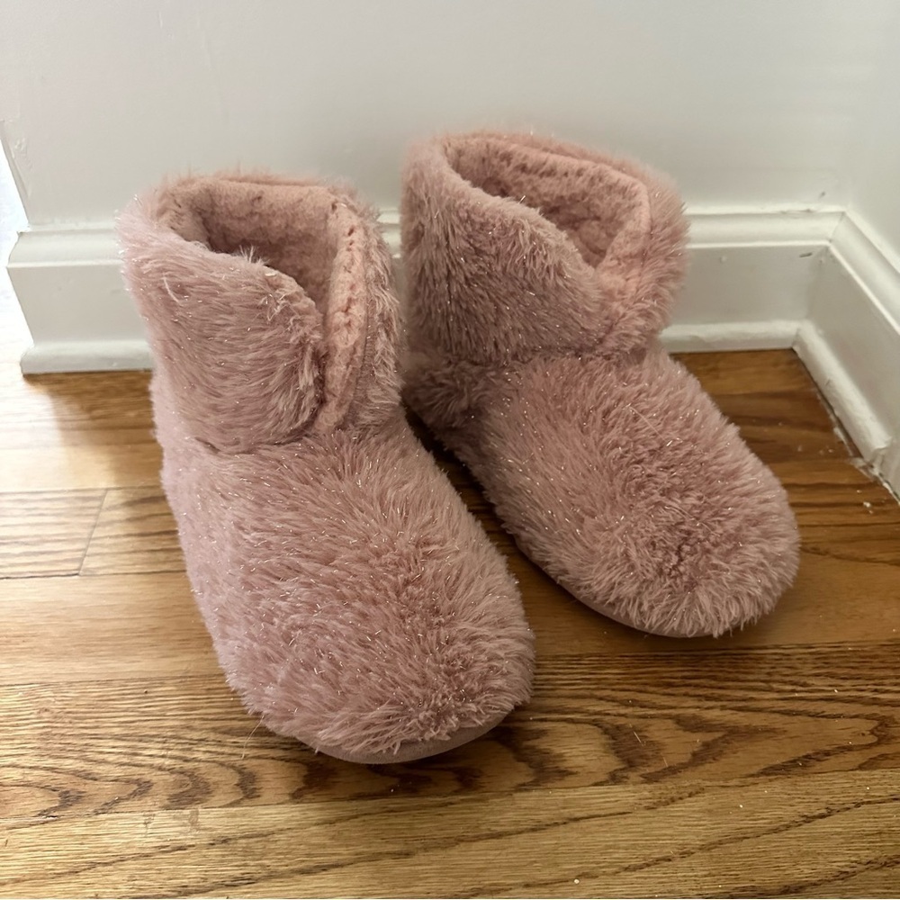 Capelli New York Cozy Pink Fuzzy Slippers 5/6 women’s house shoes